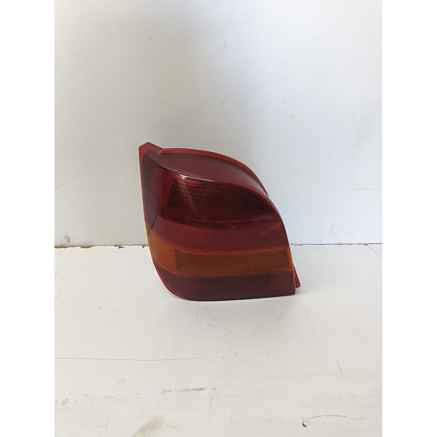 Feu arrière gauche  pour FORD Fiesta III 89 1.1 54cv  Ghia