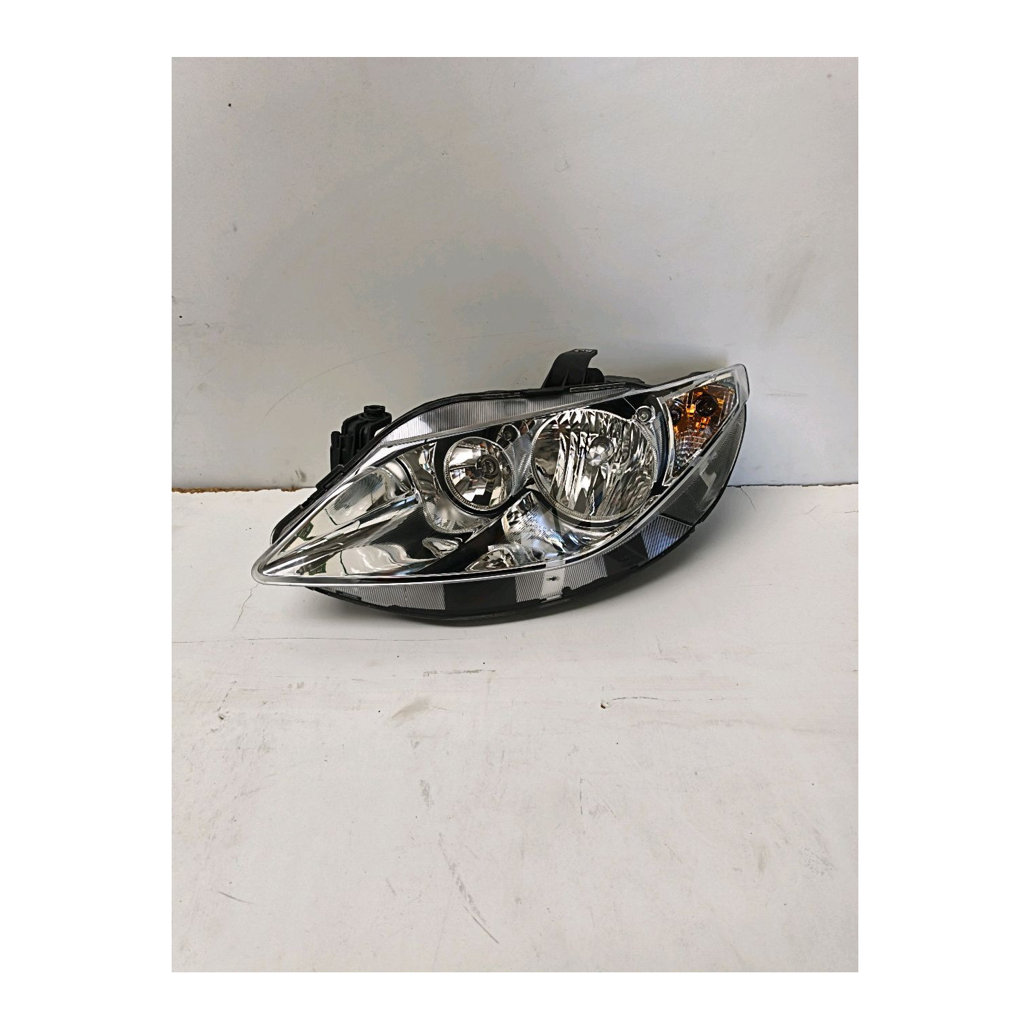 Phare gauche  pour SEAT Ibiza IV SC 3 portes 1.4 TDi FAP 80 cv