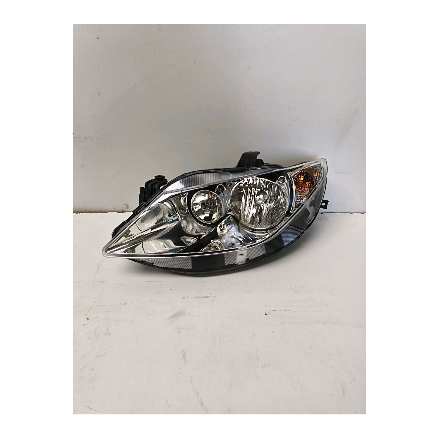 Phare gauche  pour SEAT Ibiza IV SC 3 portes 1.4 TDi FAP 80 cv