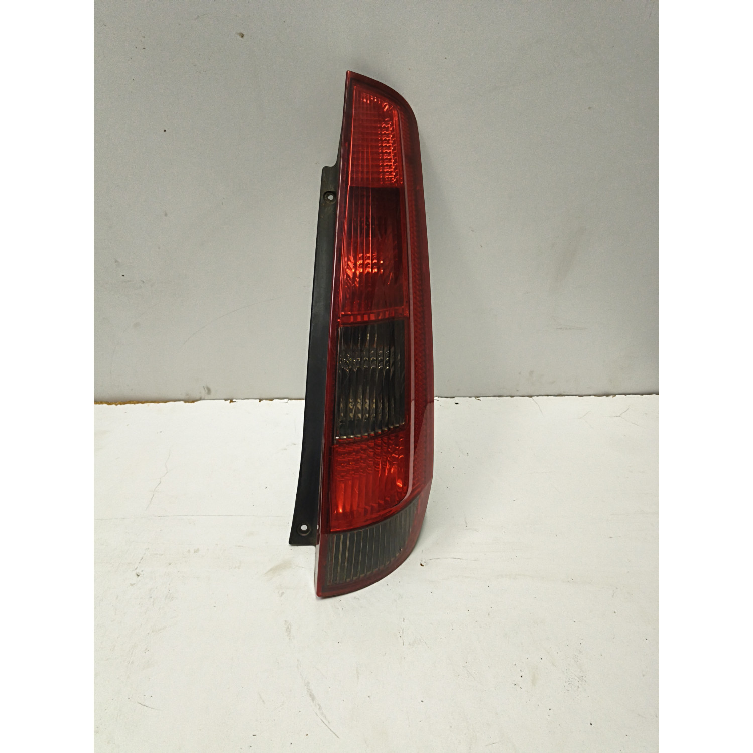 Feu arrière droit  pour FORD Fiesta V 1.3 i 70cv